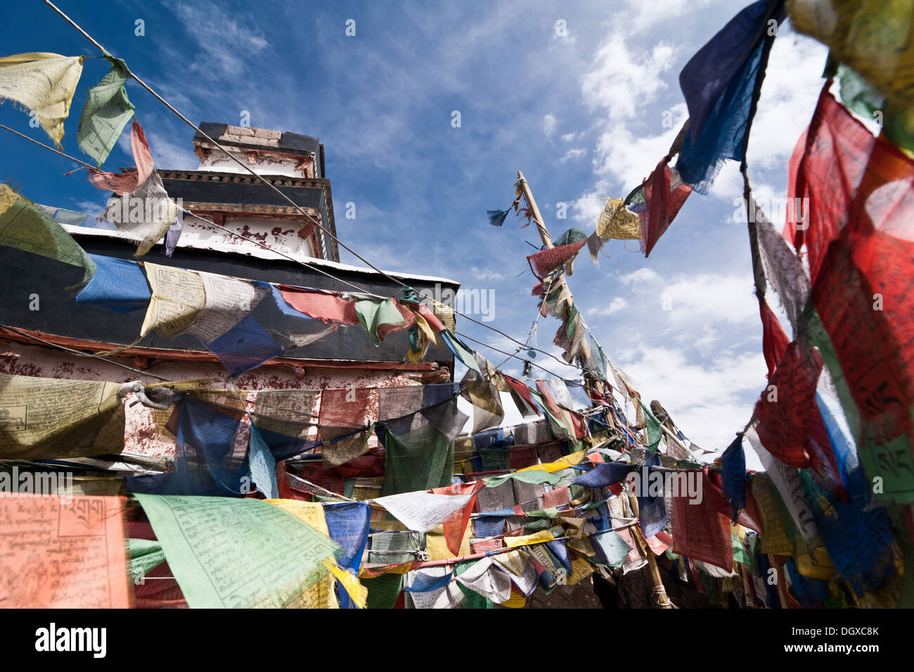 Beten Fahnen über blauen Himmel im buddhistischen Kloster. Indien, Ladakh, Spituk Gompa Stockfoto