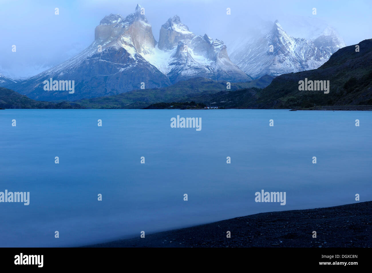 Torres del Paine Berge mit Pehoe See in den frühen Morgenstunden, Patagonien, Chile, Südamerika Stockfoto