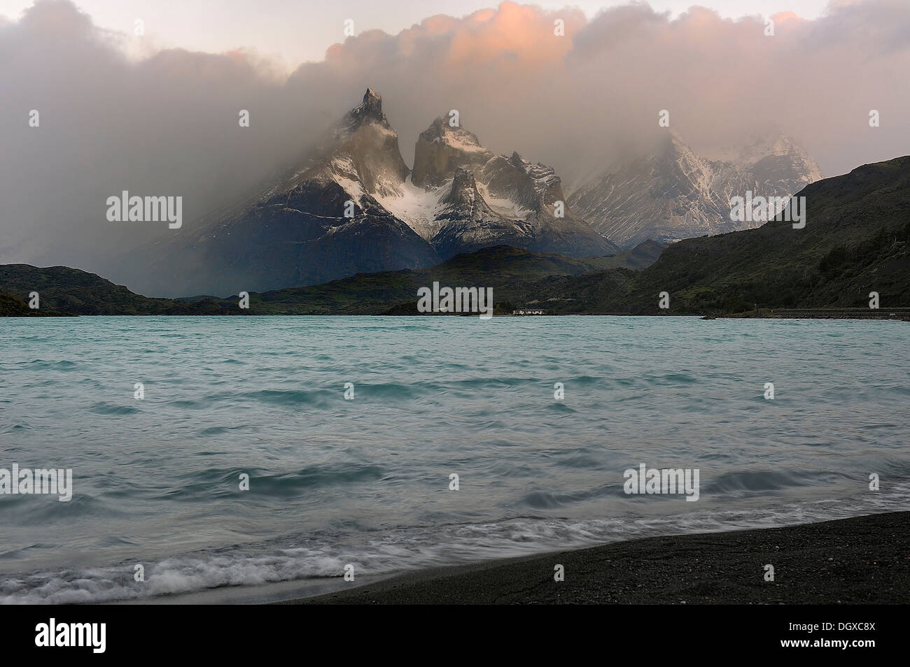Torres del Paine Berge mit Pehoe See in den frühen Morgenstunden, Patagonien, Chile, Südamerika Stockfoto