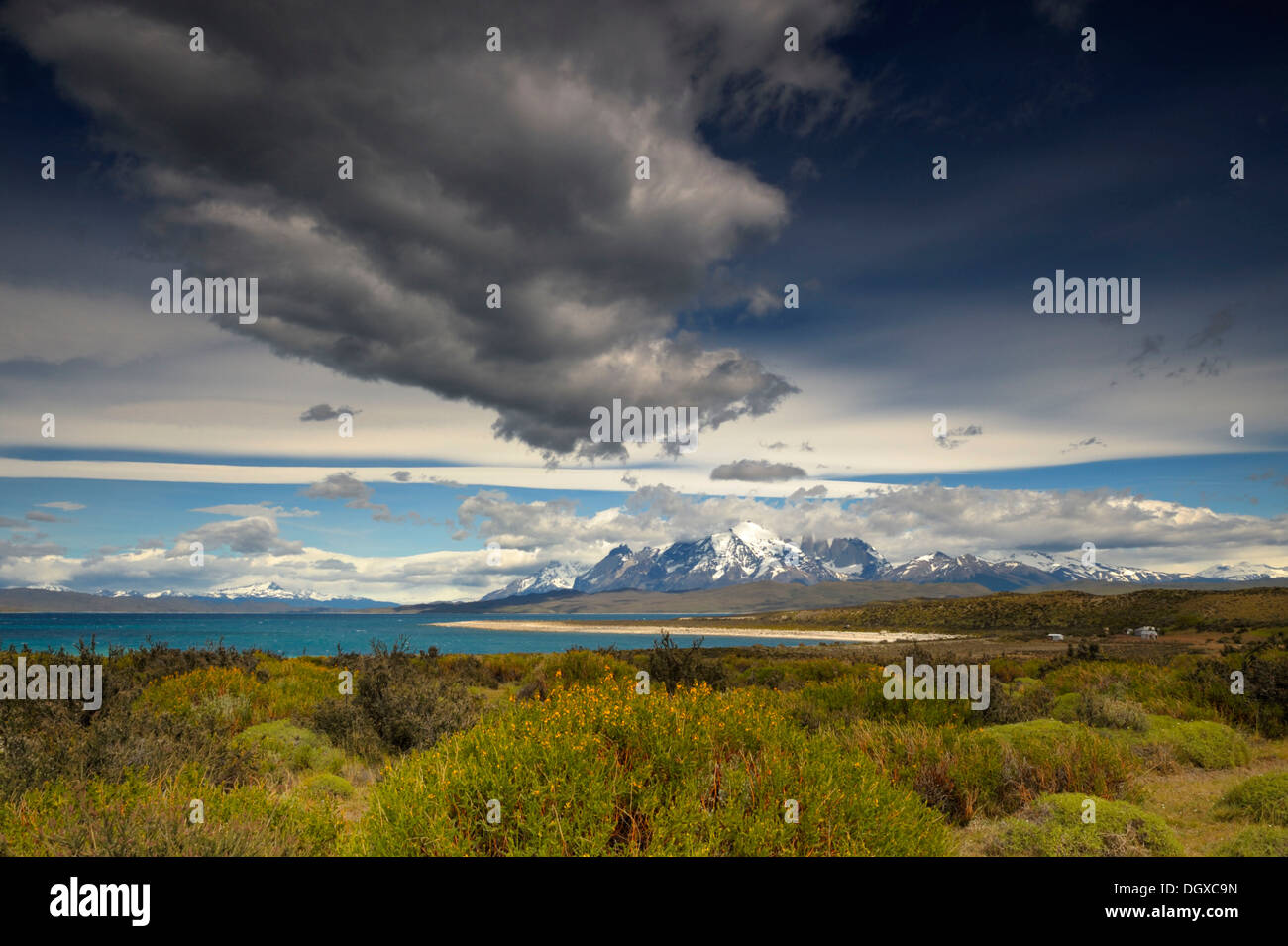 Torres del Paine-Massivs, dramatischer Himmel, Patagonien, Chile, Südamerika Stockfoto