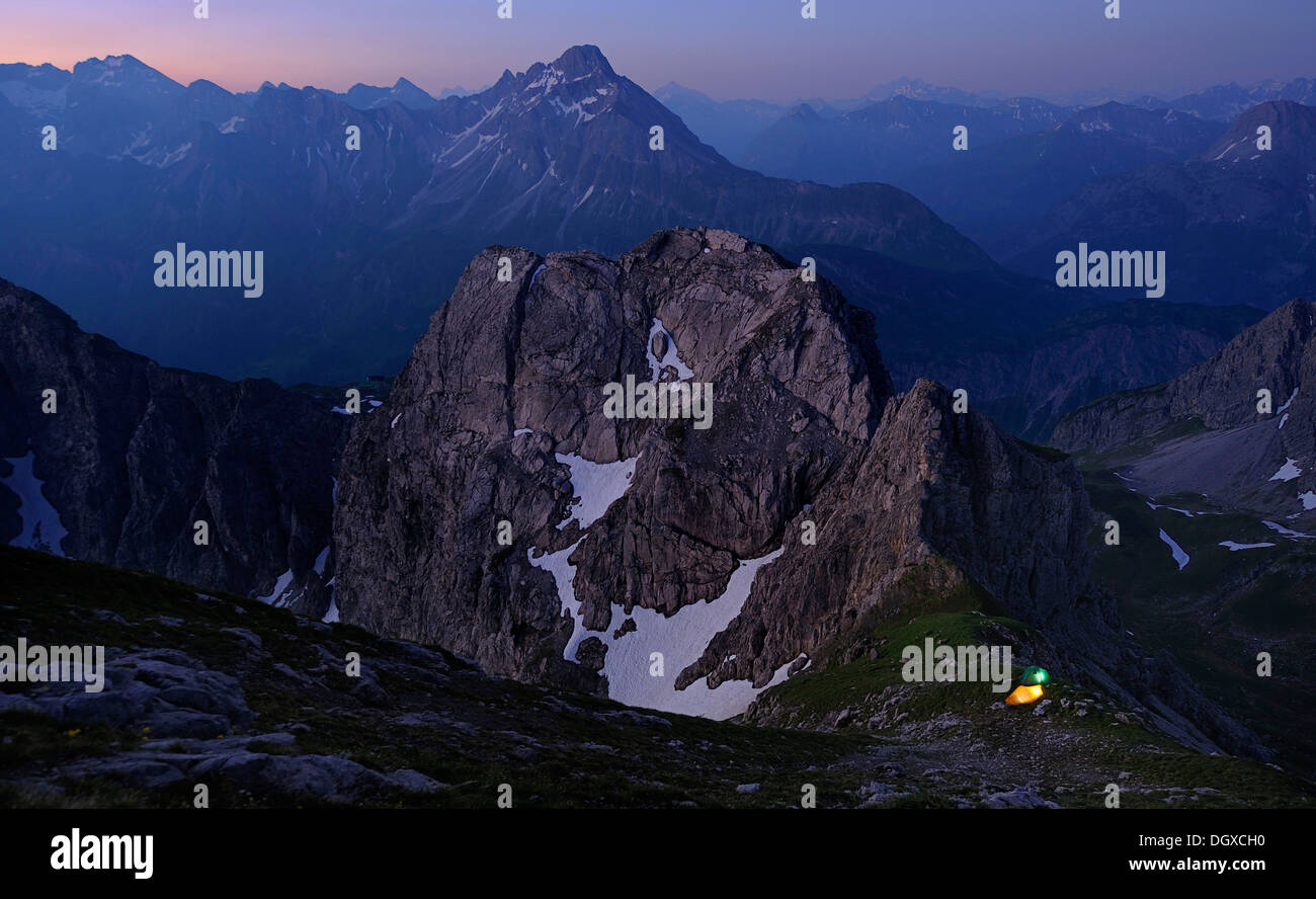 Bergpanorama mit einem Biwak-Zelt am Abend, Mittelberg, Kleinwalsertal, Allgäuer Alpen, Österreich, Europa Stockfoto