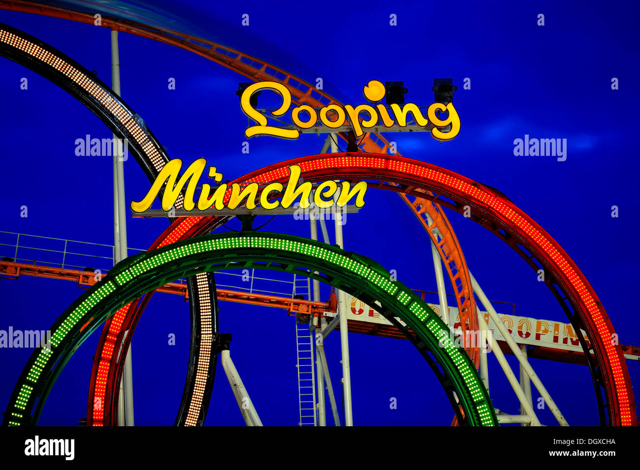 Achterbahn zur blauen Stunde, Oktoberfest, Messe, München, Bayern Stockfoto