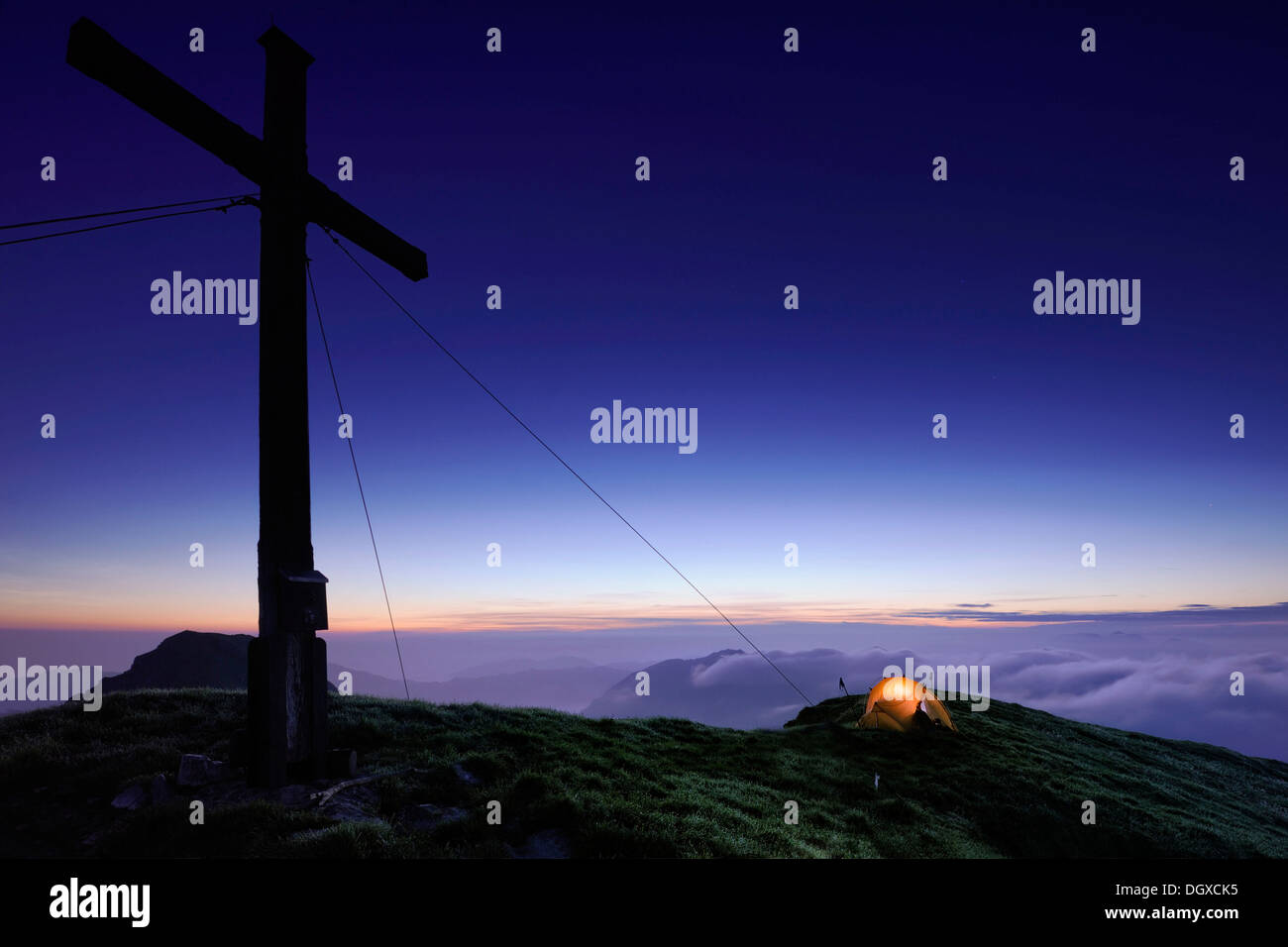 Zelt und Gipfel zu überqueren, während der blauen Stunde, Ammergebirge, Ammer Berge, Garmisch, Bayern Stockfoto