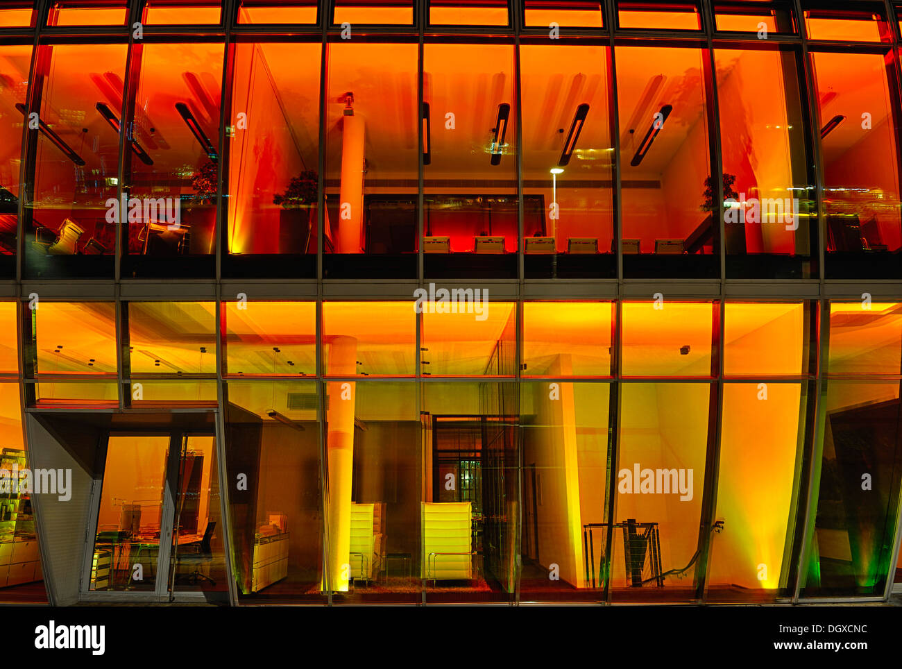 Beleuchtete Gebäude, Medienhafen, Medienhafen, Düsseldorf, Nordrhein-Westfalen Stockfoto