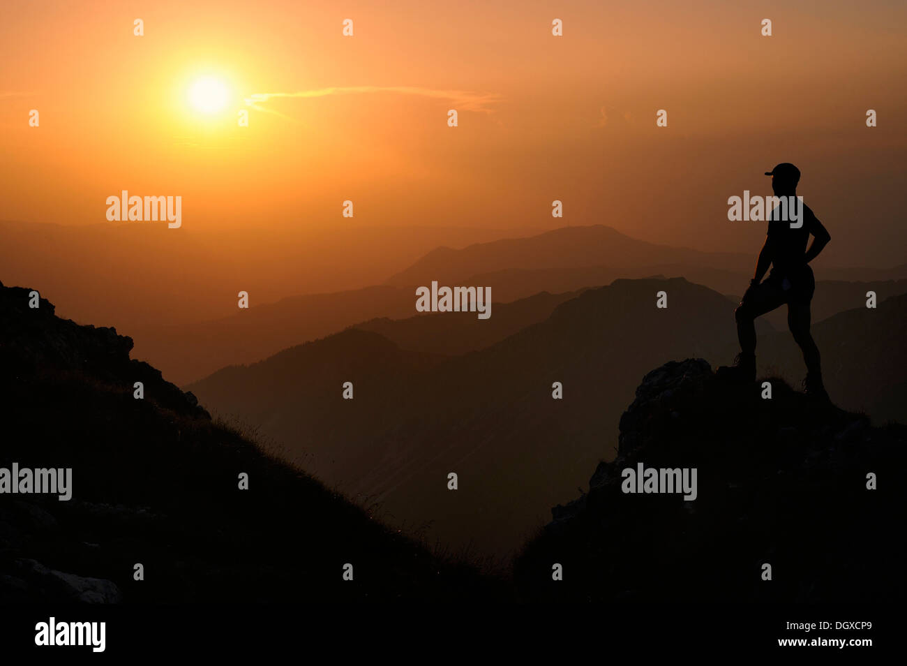 Sonnenuntergang mit einer Silhouette ein Kletterer, Geisshorn Berg, Tannheim Bergtal, Tirol, Austria, Europe Stockfoto