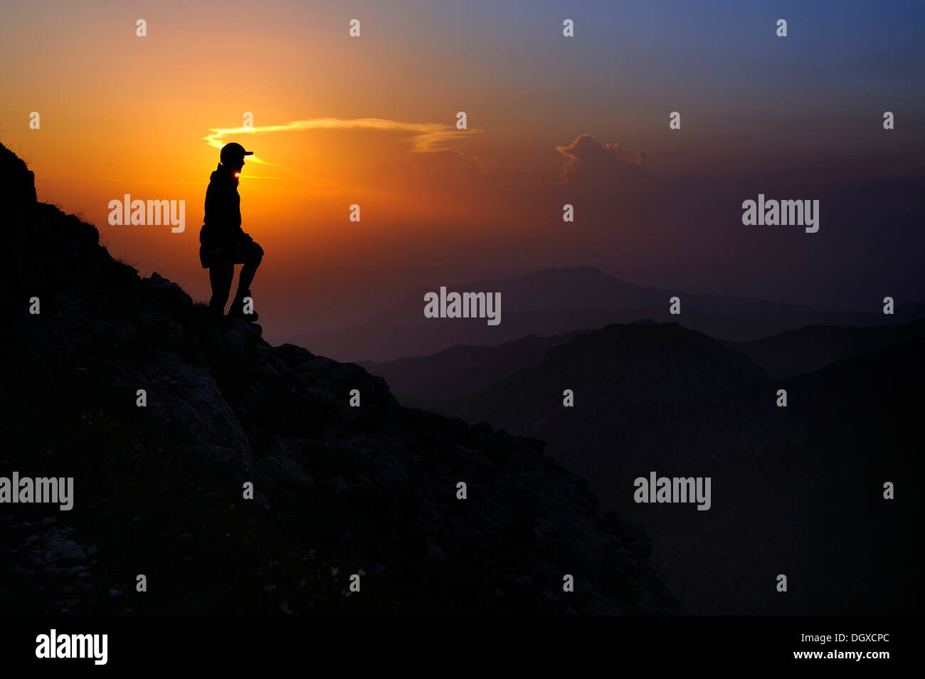 Sonnenuntergang mit einer Silhouette ein Kletterer, Geisshorn Berg, Tannheim Bergtal, Tirol, Austria, Europe Stockfoto