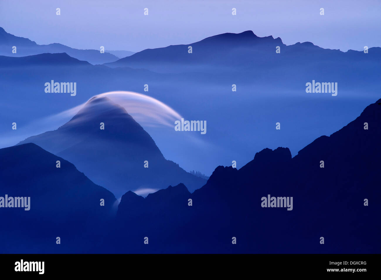 Gipfel zur blauen Stunde mit sanften Wolke, Lenticularis, Warth, Vorarlberg, Österreich, Europa Stockfoto