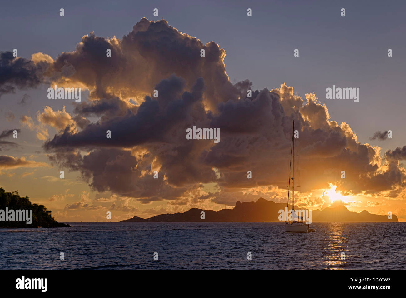 Segelboot im Sonnenuntergang, St. Lucia, Grenadinen, Karibik, Saint Lucia Stockfoto