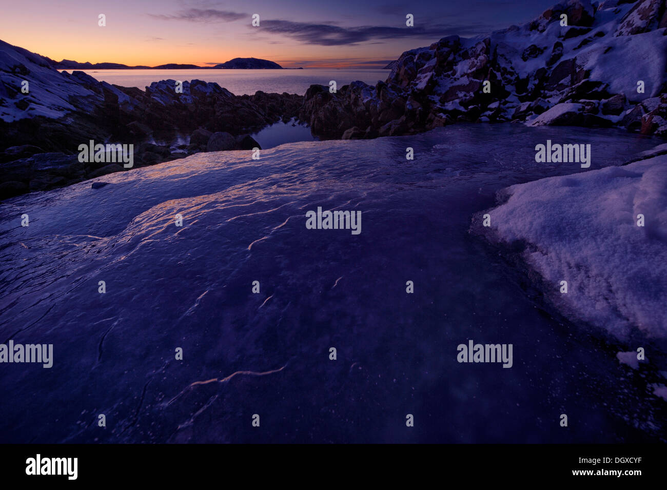 Fjord mit Eis und Felsen bei Sonnenuntergang, Tromsø, Nordnorwegen, Troms, Norwegen Stockfoto