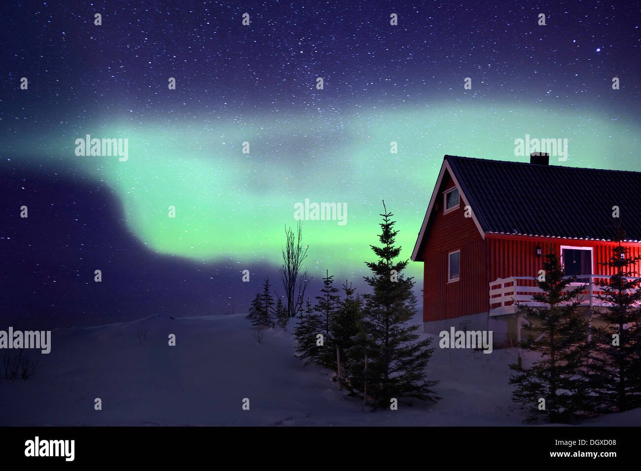 Roten norwegisches Haus mit ein Nordlicht im Winter, Tromsø, Nordnorwegen, Troms, Norwegen Stockfoto