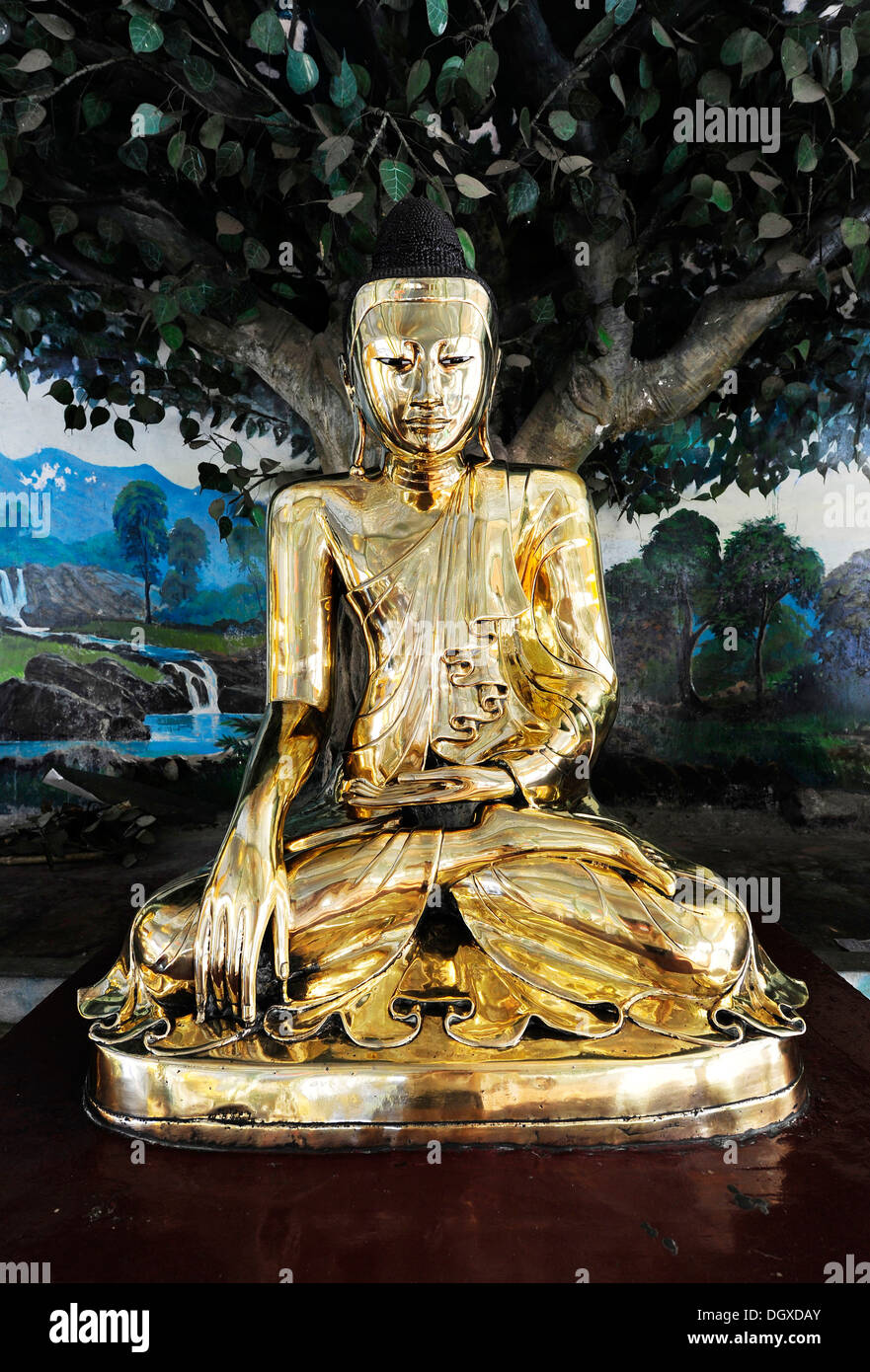 Buddha-Statue in einem Tempel, Yangon, Birma auch bekannt als Myanmar, Südostasien, Asien Stockfoto