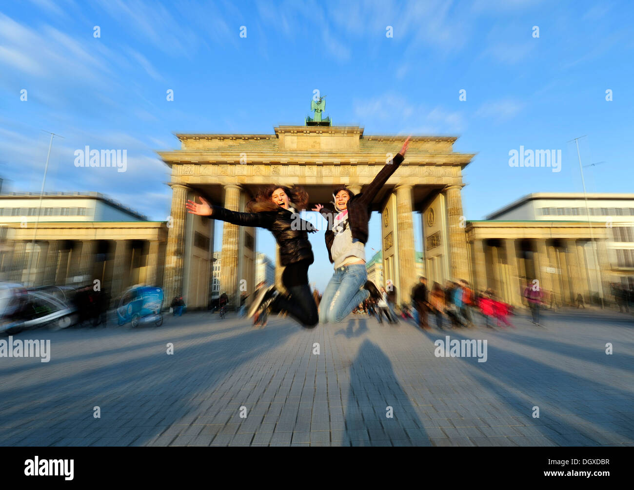 Springen vor Freude, zwei Mädchen springen in der Luft vor dem Brandenburger Tor, Berlin Stockfoto