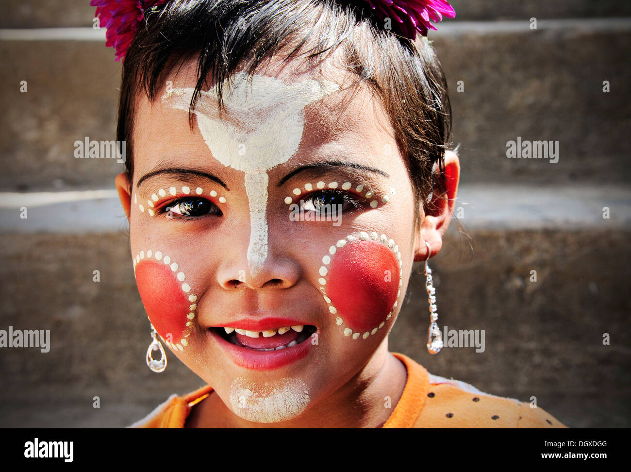 Lächelndes Mädchen mit Thanaka Paste im Gesicht in Mandalay, Myanmar, Birma, Südostasien, Asien Stockfoto