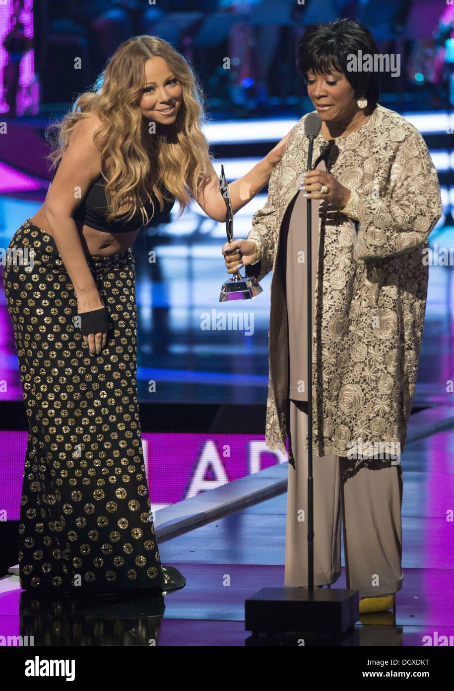 Newark, New Jersey, USA. 26. Oktober 2013. Soul-Sängerin PATTI LABELLE präsentiert den Living Legend Award von MARIAH CAREY auf Black Girls Rock 2013, die in New Jersey Performing Arts Center in Newark stattfand. Ricky Fitchett/ZUMAPRESS.com/Alamy © Live-Nachrichten Stockfoto