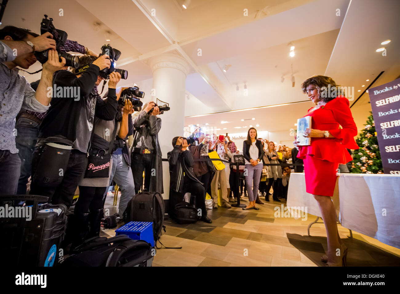 Englische Schauspielerin und Autorin, Joan Collins, kamen am Kaufhaus Selfridges in London Kopien von ihr neuestes Buch zu unterzeichnen. Stockfoto