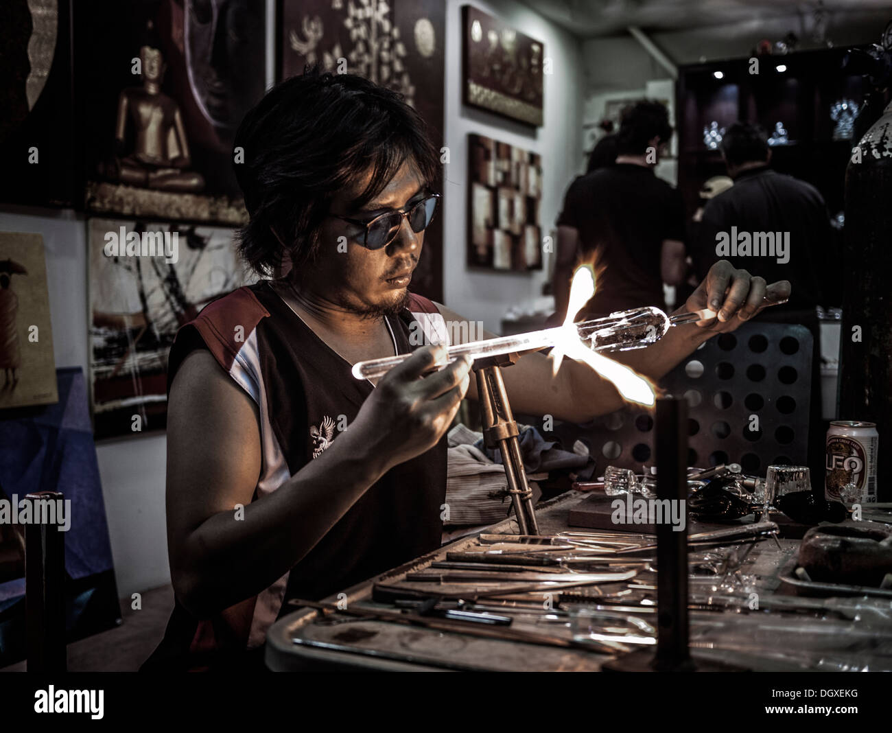 Gläserner thailändischer Handwerker mit Schutzbrille und einer oxylen Acetylenbrenner. Thailand S. E. Asien Stockfoto