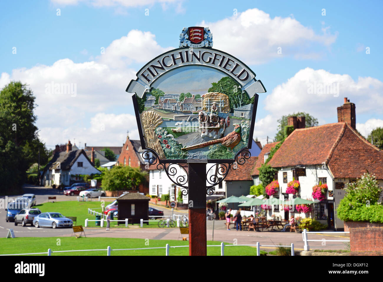 Ortsschild auf grün, Finchingfield, Essex, England, Vereinigtes Königreich Stockfoto