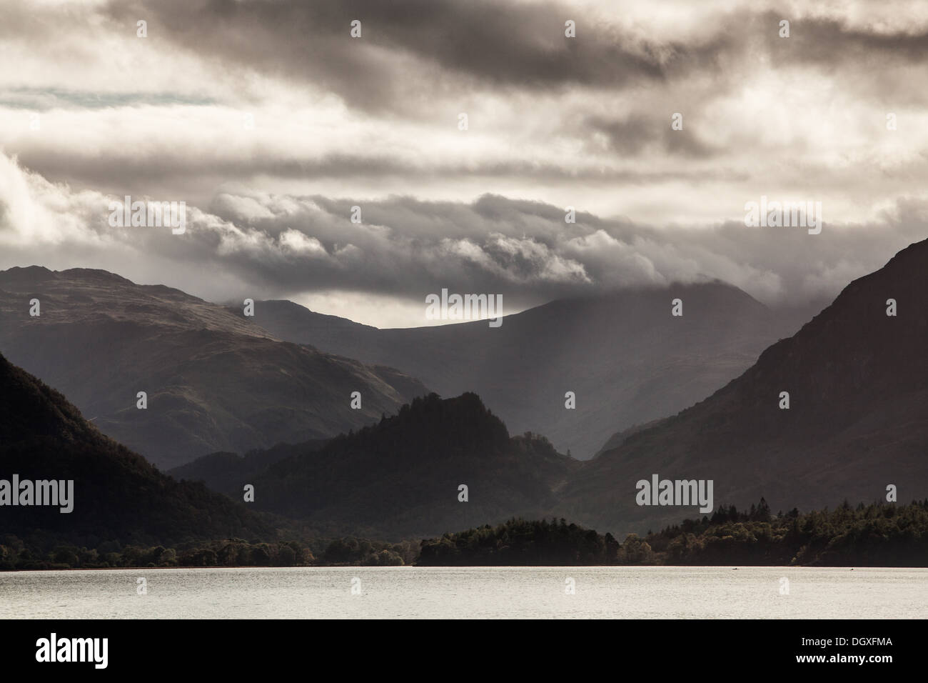 Bergen an der Spitze des Derwent Water im englischen Lake District Stockfoto