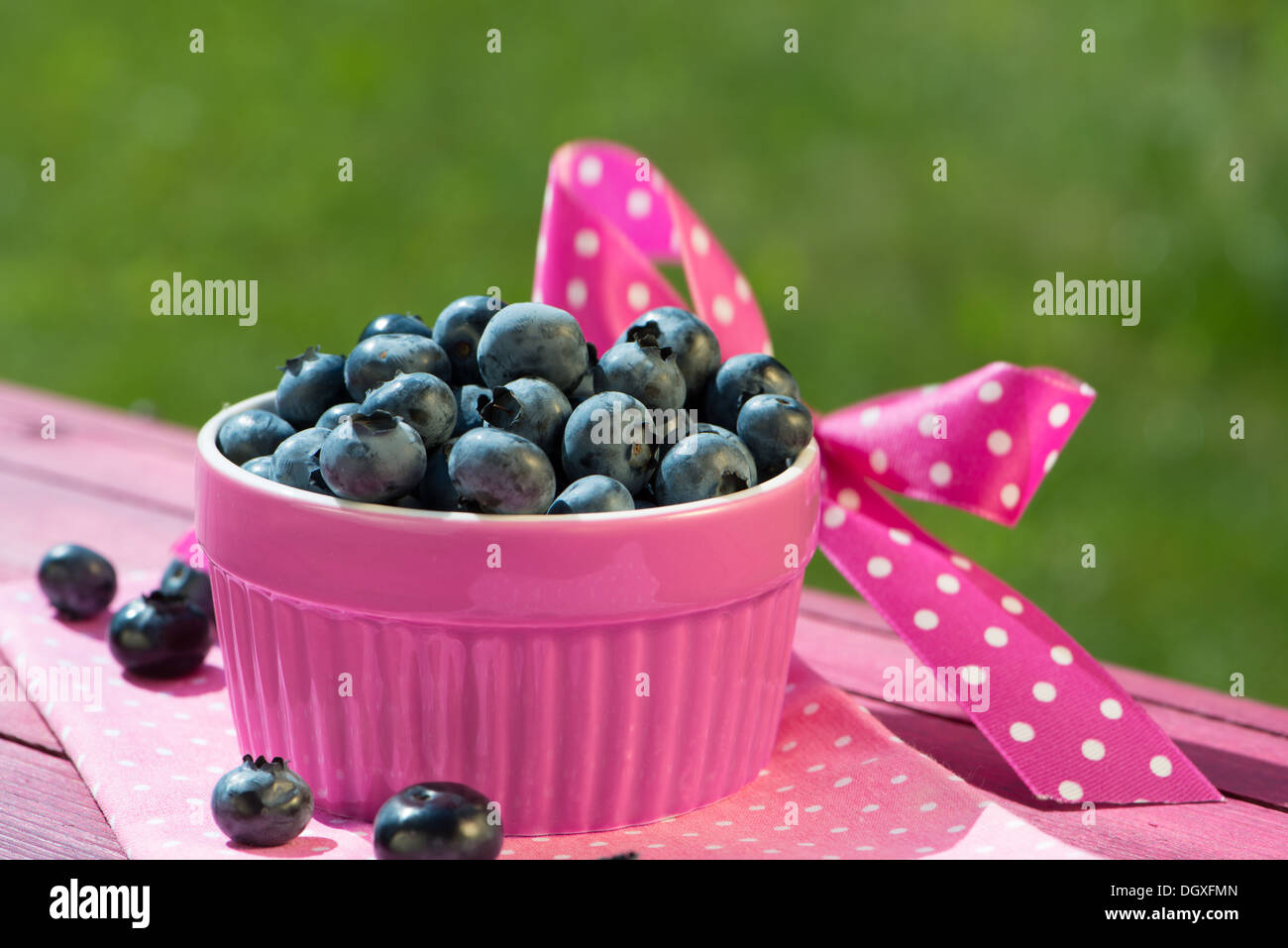 Frische Heidelbeeren in Obstschale auf hölzernen Hintergrund Stockfoto
