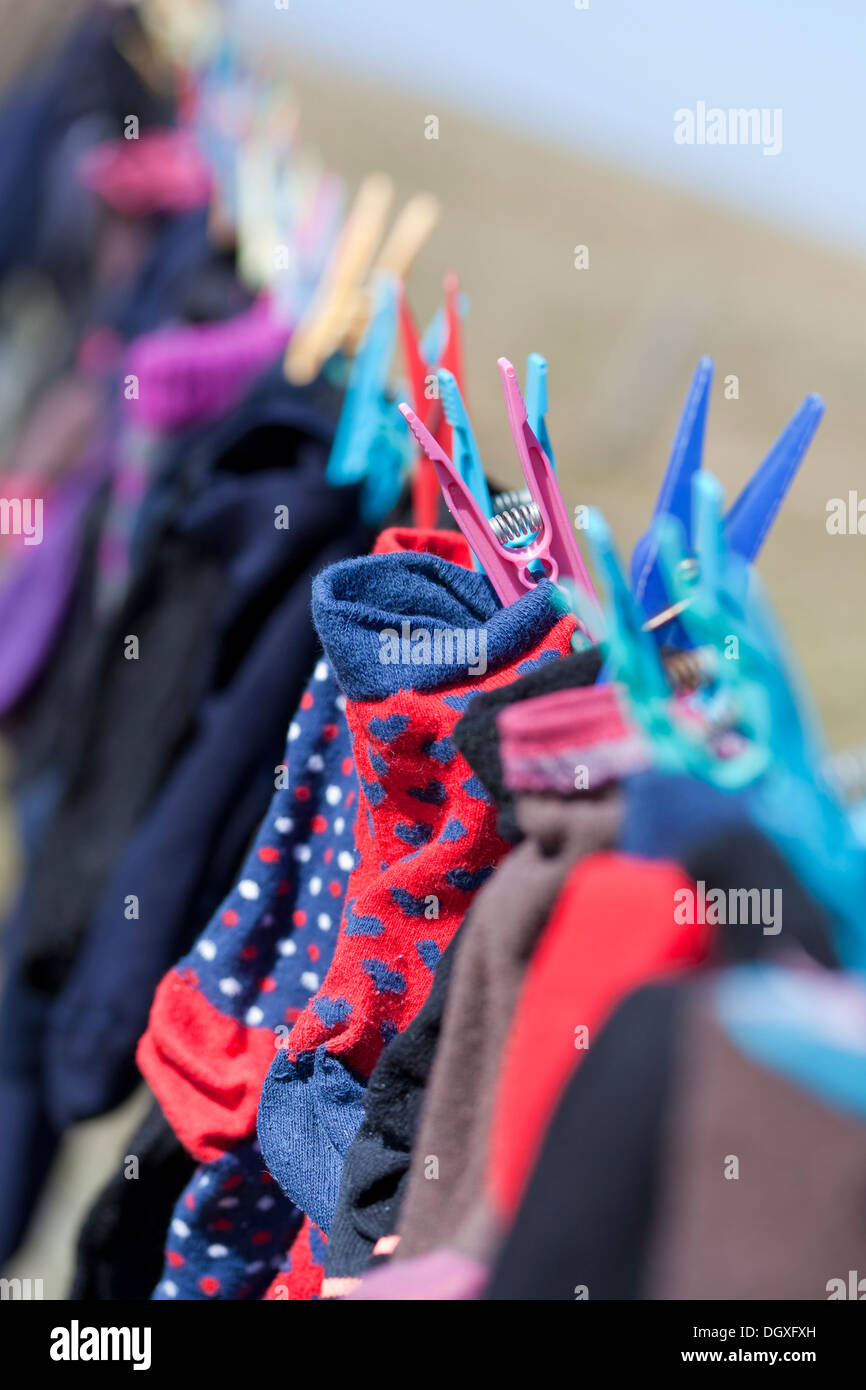 Socken auf einer Wäscheleine Stockfoto