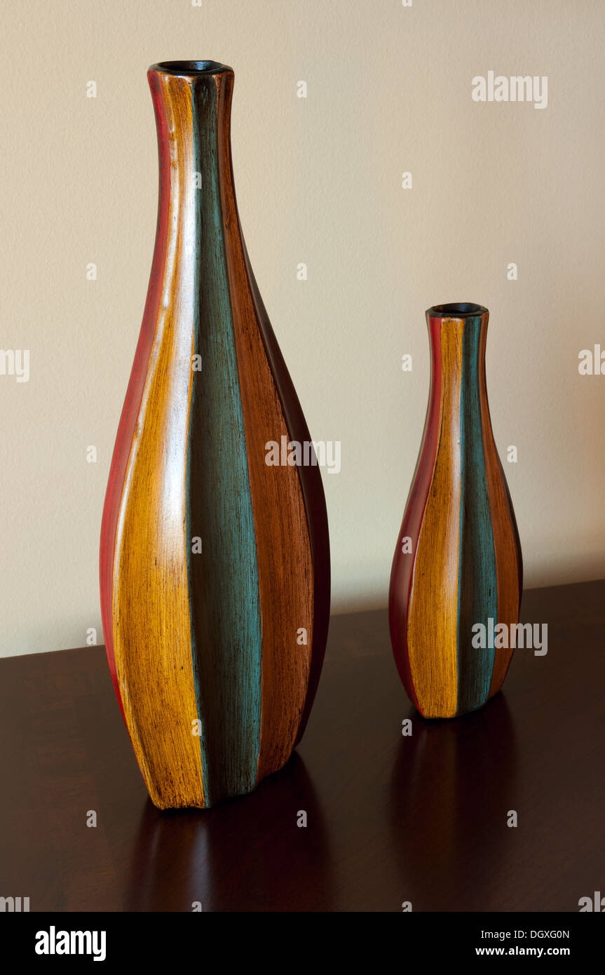 Zwei hölzerne Vasen auf Tisch stehend Stockfoto