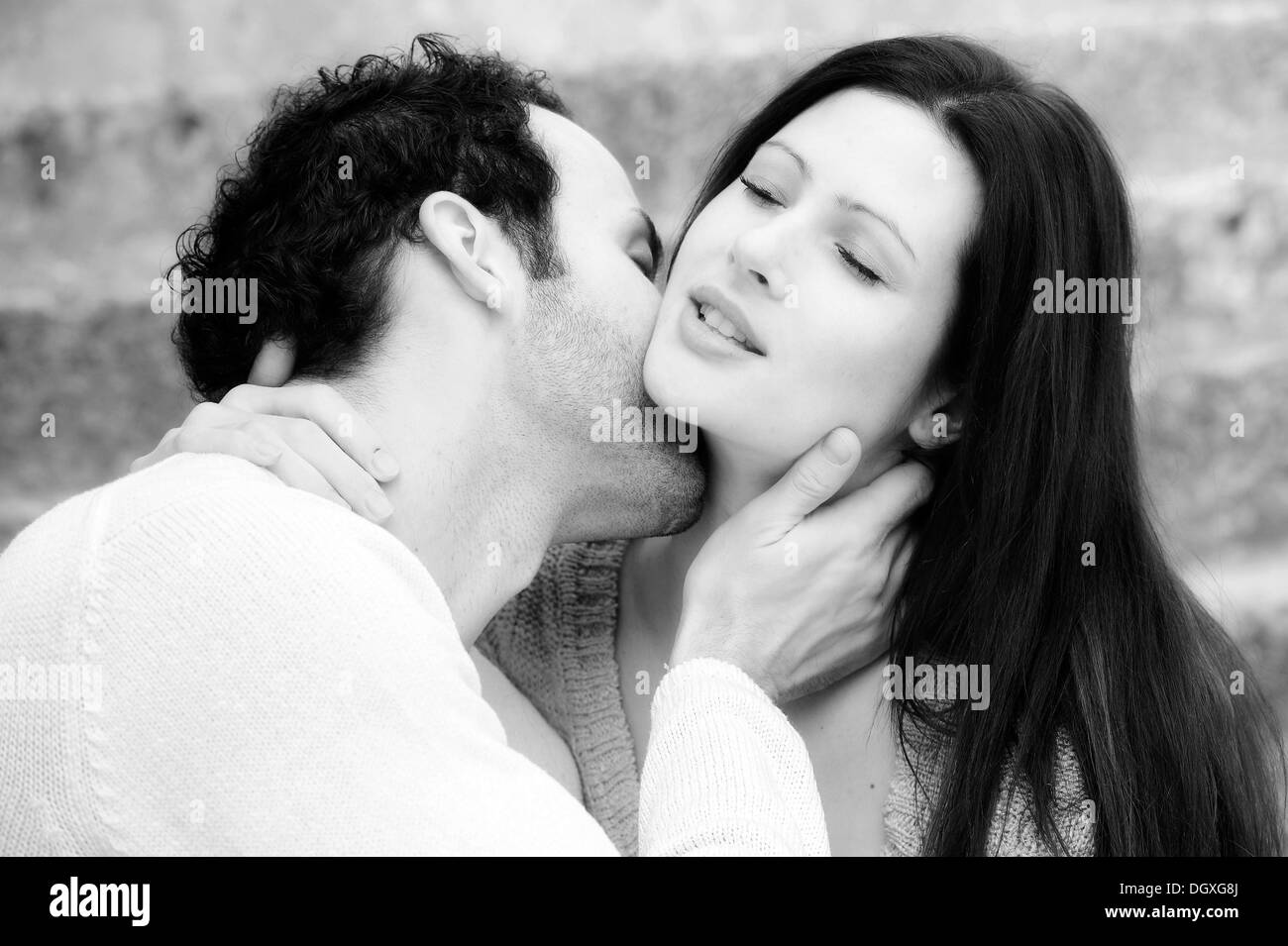 Junger Mann küssen eine junge Frau den Hals, Österreich Stockfoto