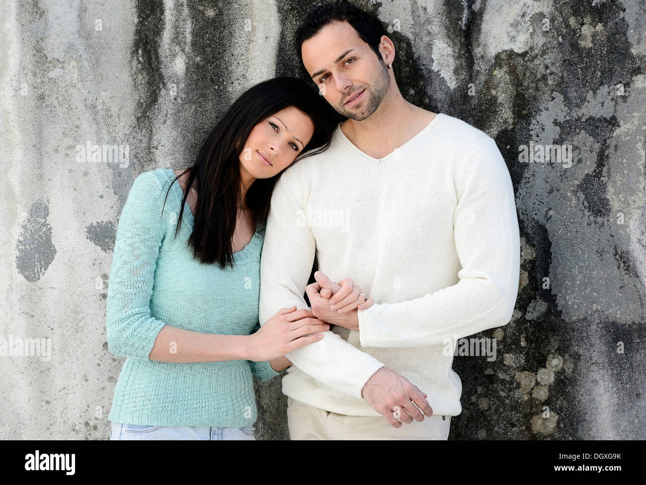 Junge Frau stützte sich auf die Schulter eines jungen Mannes, Österreich Stockfoto
