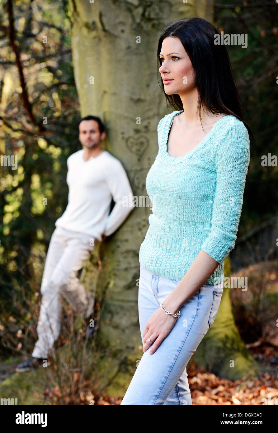 Junge Frau mit einem jungen Mann lehnte sich gegen einen Baum an der Rückseite, Österreich Stockfoto