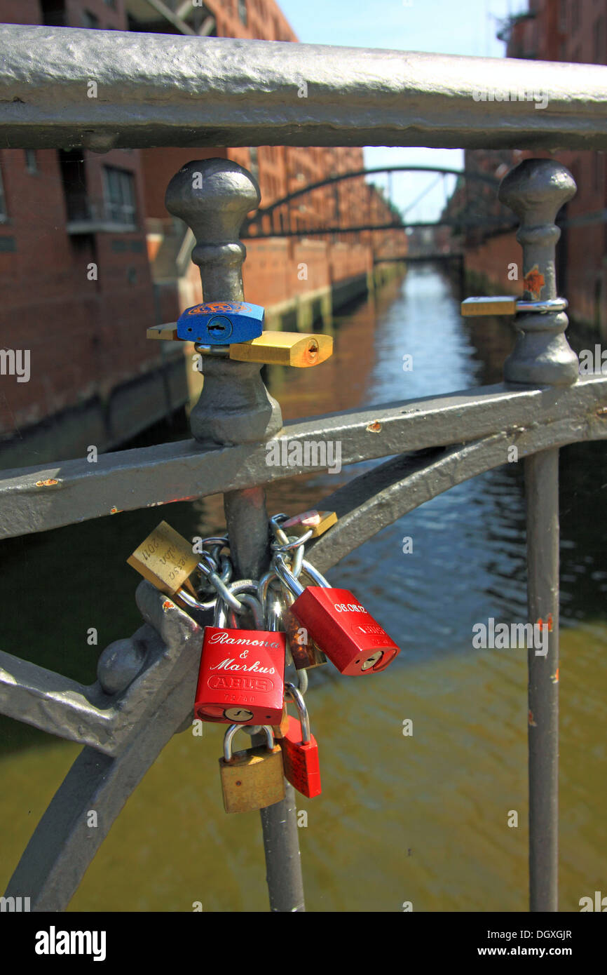 Liebesschlösser auf einer Brücke, Geländer, Brücke über einen Kanal in der Speicherstadt, die historische Speicherstadt Stockfoto