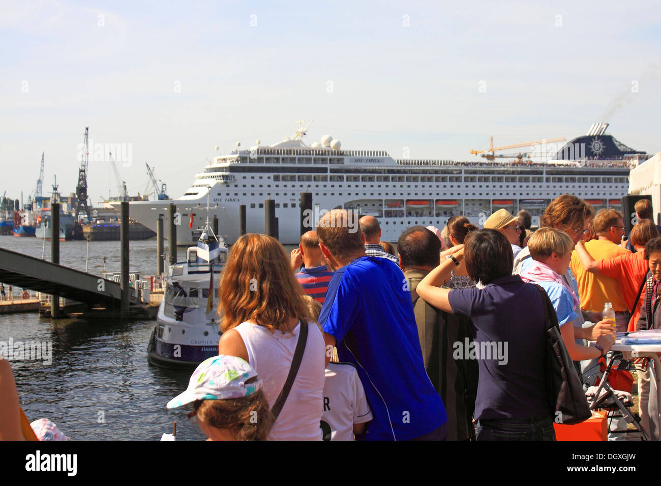 Hamburger Hafen, Touristen auf der Suche bei Eingabe Kreuzfahrt Schiff MSC Lirica, Hansestadt