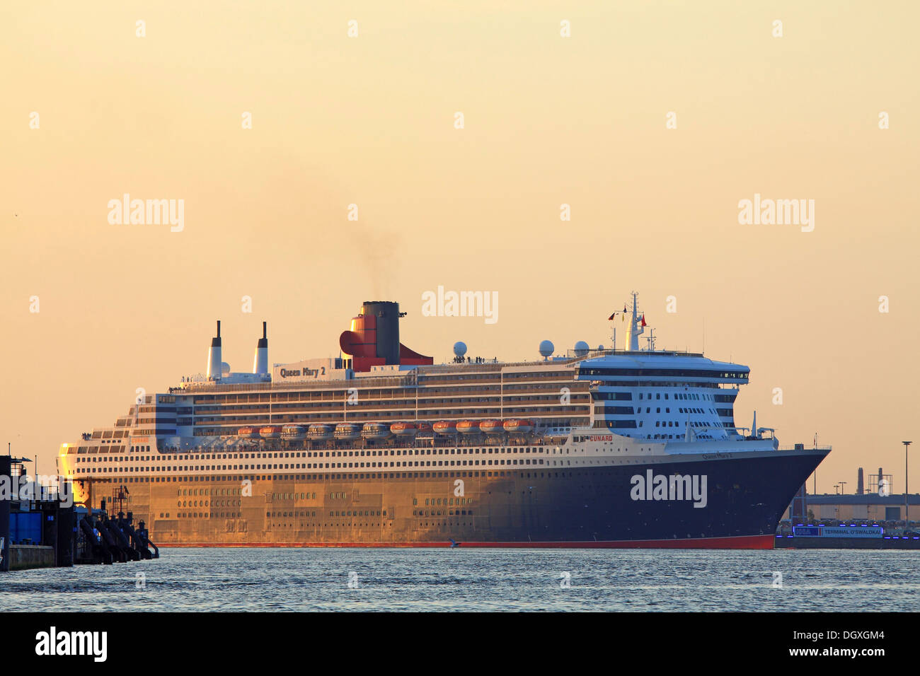 Kreuzfahrtschiff queen mary 2 in hamburg Fotos und Bildmaterial in