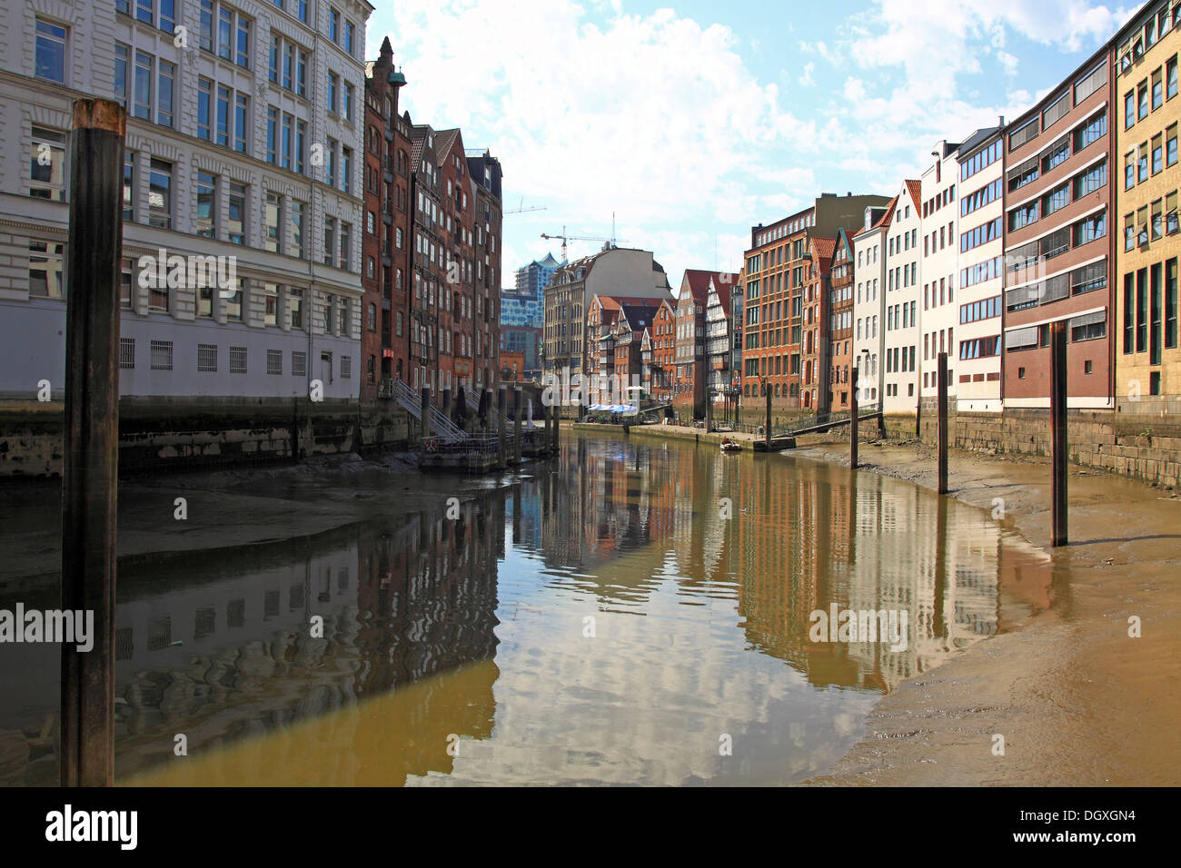 Nikolaifleet Kanal bei niedrigem Wasserstand, der freien und Hansestadt Hamburg Stockfoto