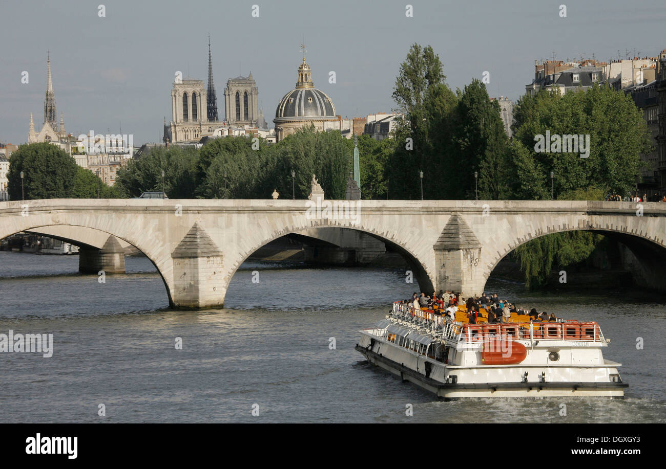 Boot am Seineufer, Pont-Neuf Brücke, Kathedrale Notre-Dame de Paris, Ile De La Cite, Paris, Île-de-France, Frankreich, Europa Stockfoto