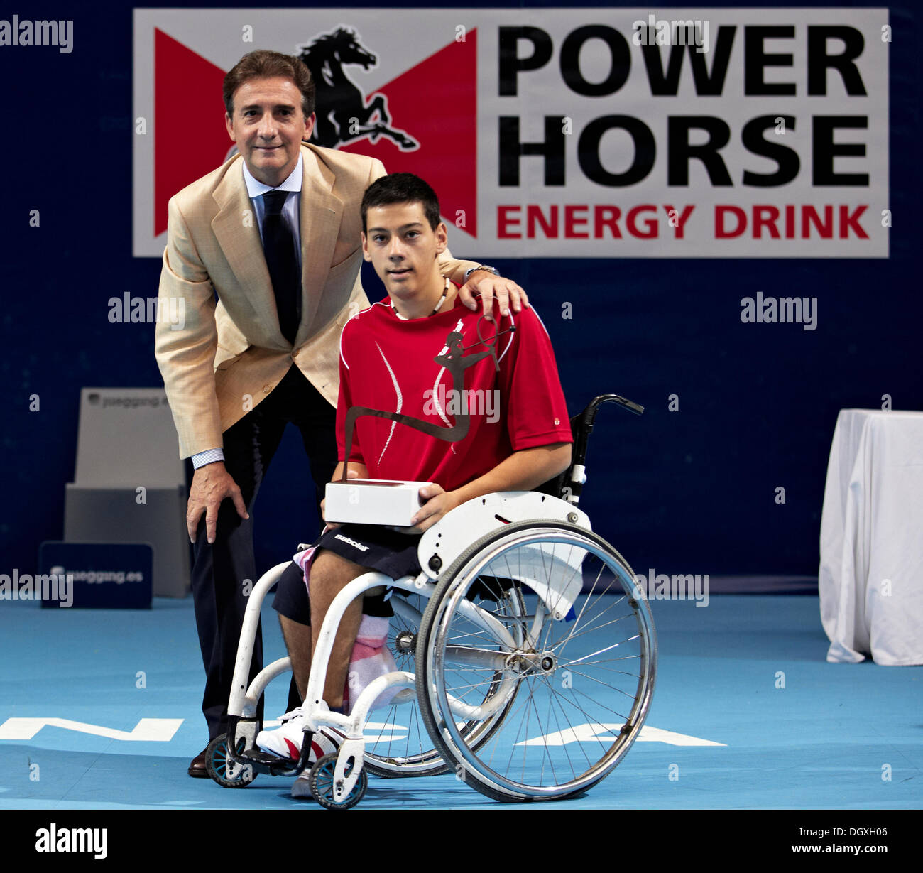 Valencia, Spanien. 27. Oktober 2013.  Roberto Chamizo Spaniens stellt mit dem Pokal Vizemeister bei der Preisverleihung von der Valencia Open 500 Tennisturnier Rollstuhl bei der Agora Bui Credit: © Action Plus Sport/Alamy Live News Stockfoto