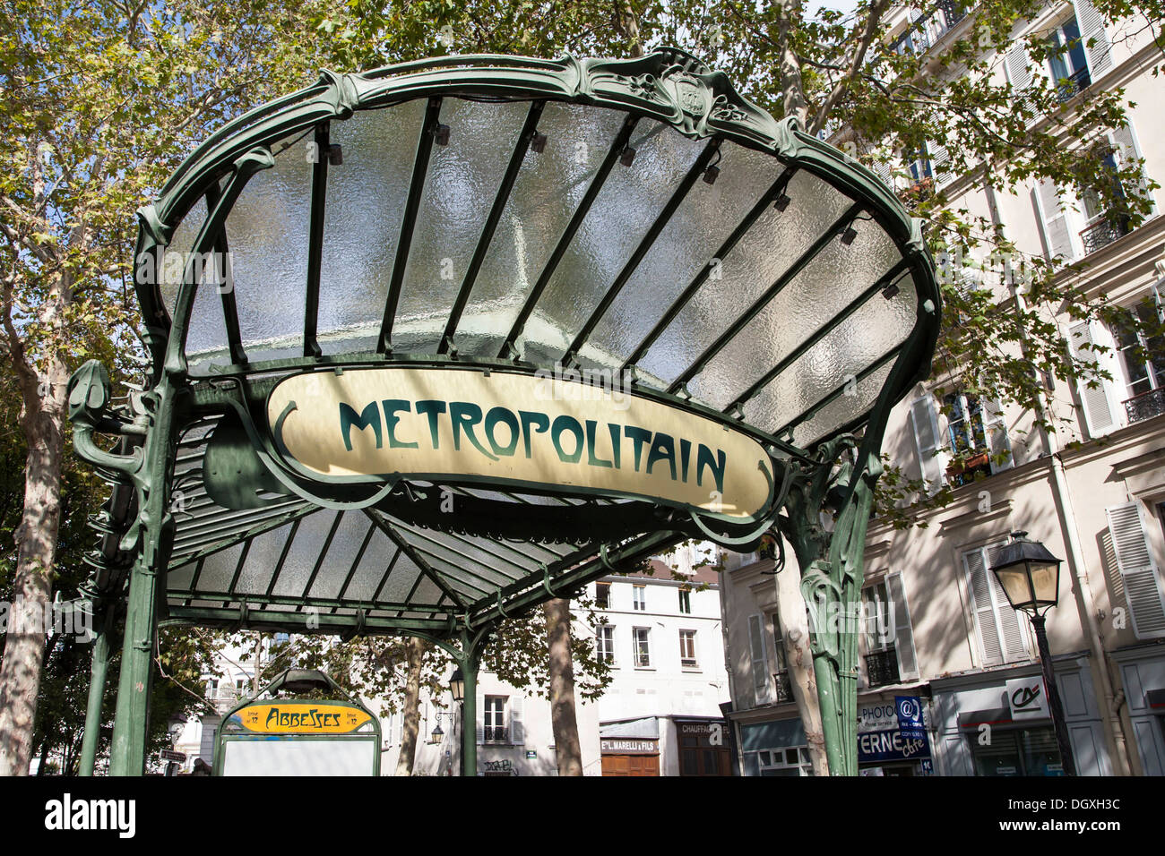 Eingang von der Metro-Station Abbesses mit original Jugendstil Dach, Montmartre, Paris, Ile de France, Frankreich Stockfoto