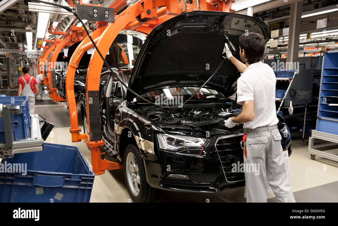 Ein Audi-Mitarbeiter Installation Haken auf ein Audi A4 Limousine, Fließband, Audi-Werk Ingolstadt, Bayern Stockfoto