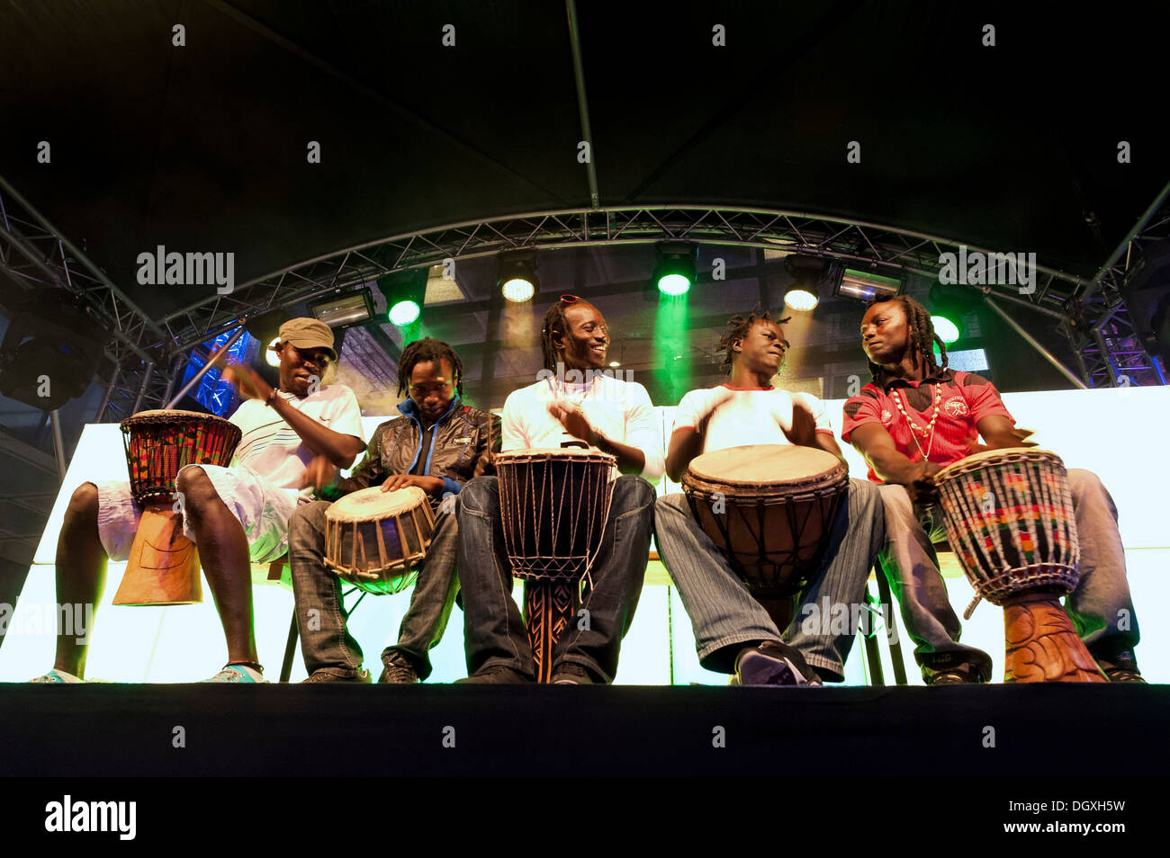 Eine Gruppe von Musikern aus dem Senegal geben ein spontanes Konzert bei der Abschlussparty des Filmfest München in München Stockfoto