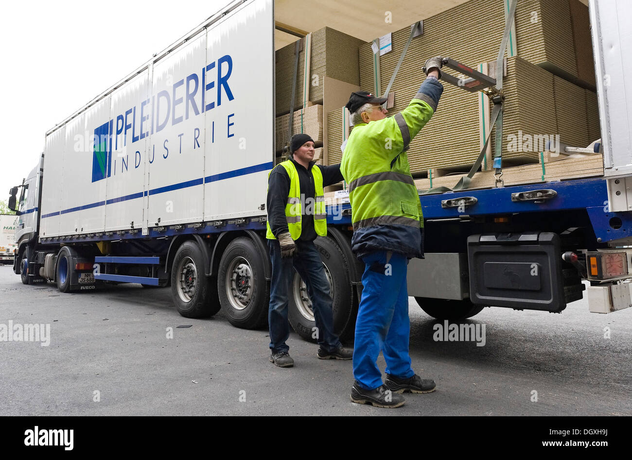 Mitarbeiter sichern Spanplatten geladen auf einem LKW, Pfleiderer AG Werk am Stammsitz in Neumarkt, Oberpfalz Stockfoto