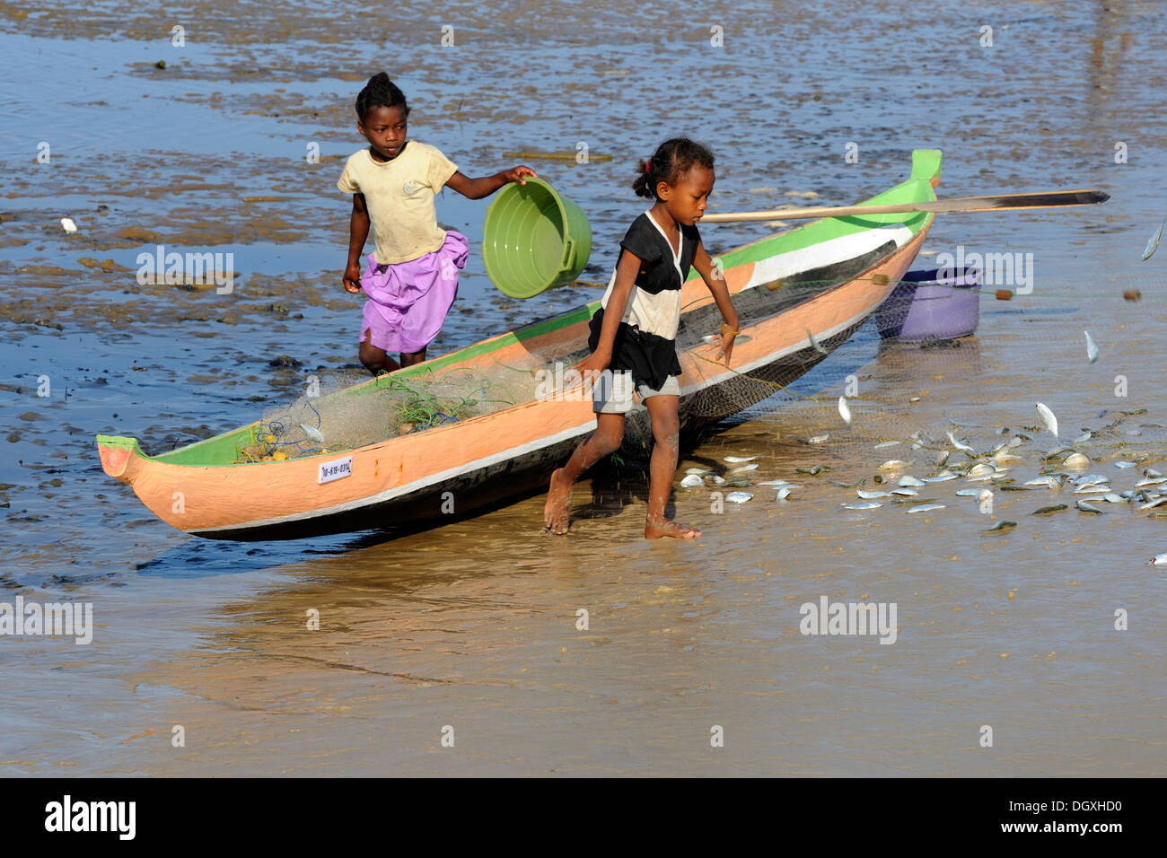 Madagassische Kinder Angeln, Morondava, Madagaskar, Afrika Stockfoto