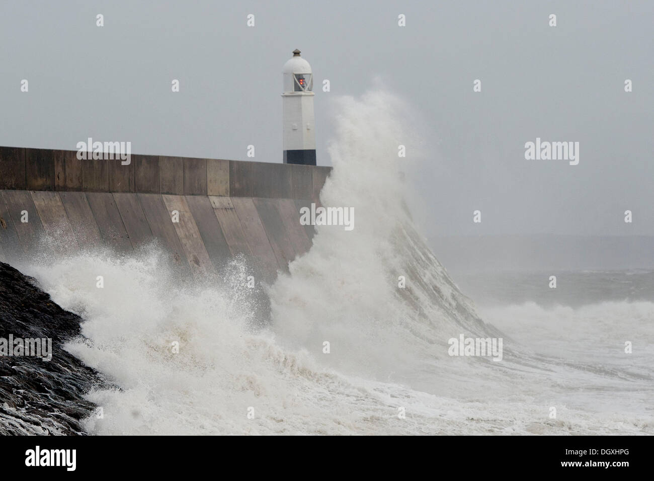 Porthcawl, Wales, UK. 27 Oktober. Starke Winde in Porthcawl, South Wales als großen Atlantik Sturm bewegt sich in ganz Großbritannien. Montag wird das stürmische Wetter mit Wind Böen bei bis zu 80 km/h fortgesetzt.  Matthew Horwood / Alamy Live News Stockfoto