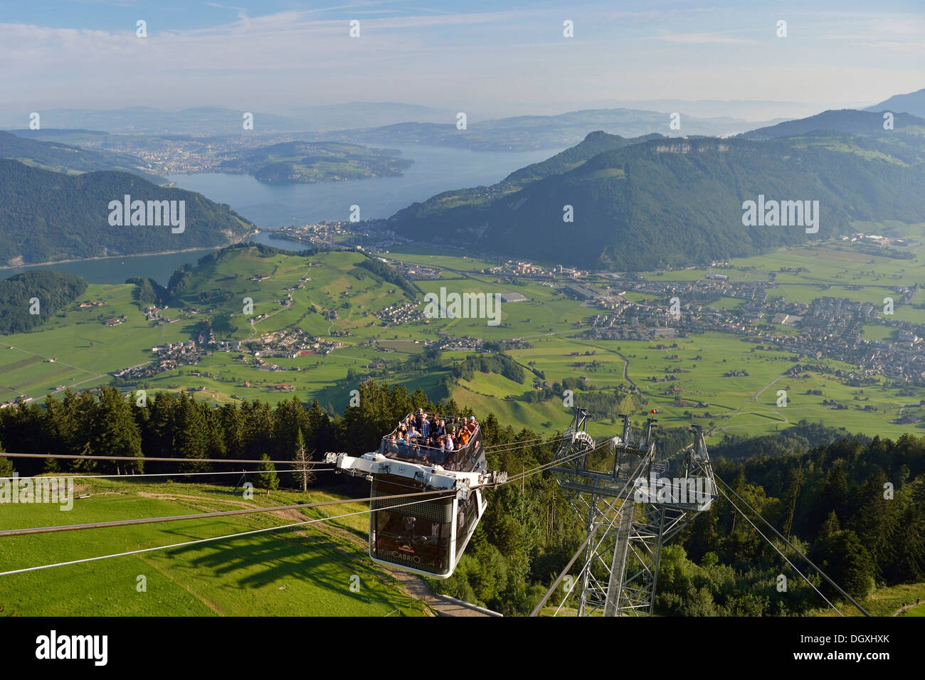 CabriO Bahn, erste Seilbahn der Welt mit einem offenen Oberdeck, Europa, Schweiz, Stans, Stanserhorn Berg hinauf Stockfoto