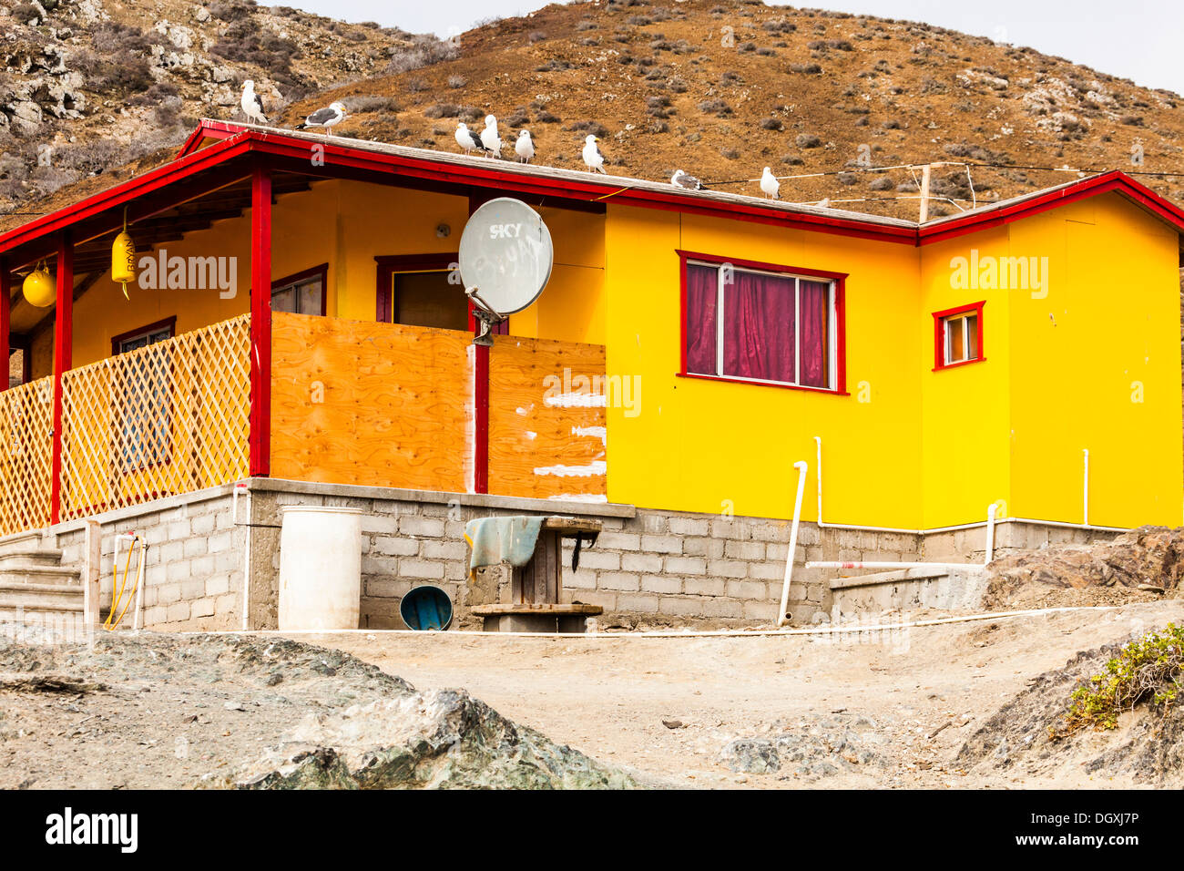 Haus gebaut für saisonale/temporäre Nutzung, mit Satellitenschüssel; Benito del Oeste Insel, Islas San Benitos, Baja California Norte Stockfoto