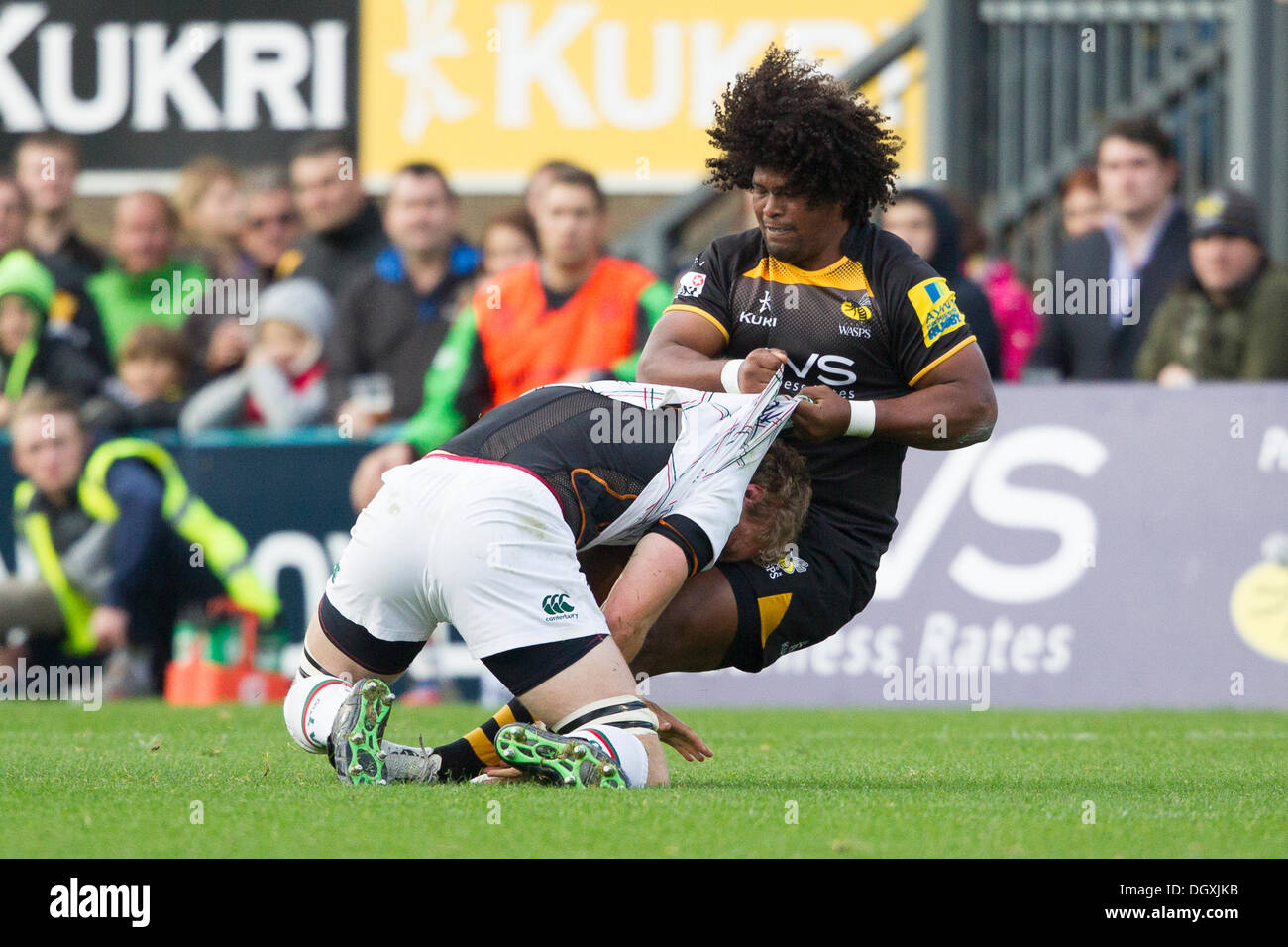 High Wycombe, GB - Ashley Johnson zieht Jamie Gibson von einem Scrum. Aktion von der Aviva Premiership-match zwischen Northampton Saints und Sarazenen im Adams Park, High Wycombe am Sonntag, 27. Oktober 2013 gespielt. Bildnachweis: Graham Wilson / Pipeline-Bilder Stockfoto