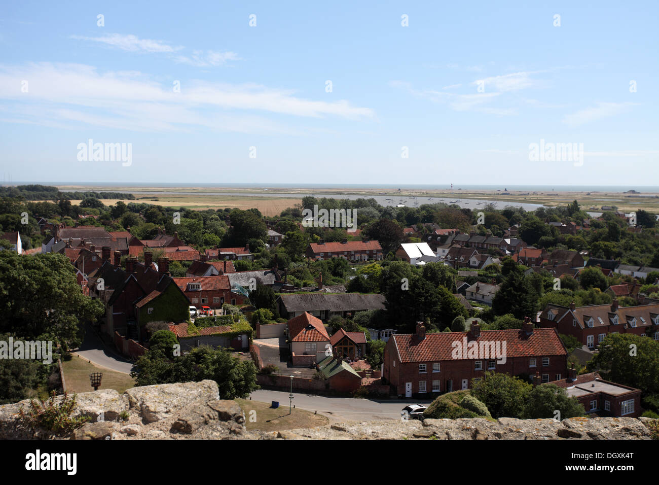 Blick hinunter auf das Dorf von Orford von der mittelalterlichen Burg mit Orford Ness am Horizont, Suffolk Stockfoto