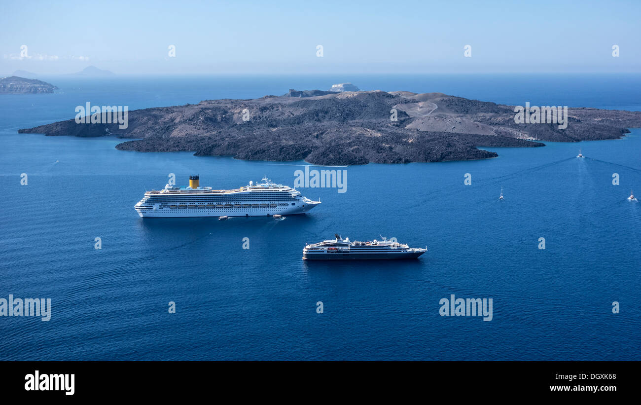 vulkanische Insel und Kreuzfahrtschiffe, Santorini, Griechenland Stockfoto
