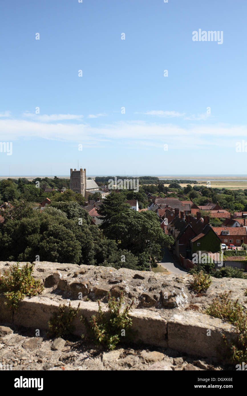 Ansicht von Orford Dorf und St Batholomew Kirche von der Spitze von Orford Castle, Suffolk Stockfoto