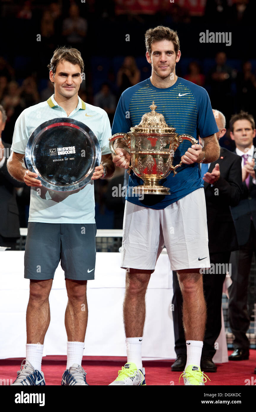 Basel, Schweiz. 27. Oktober 2013. J.m. Del Potro (ARG) und Roger Federer  (links) mit den Trophäen von den Swiss Indoors in St. Jakobshalle am  Sonntag. Foto: Miroslav Dakov / Alamy Live News Stockfotografie - Alamy