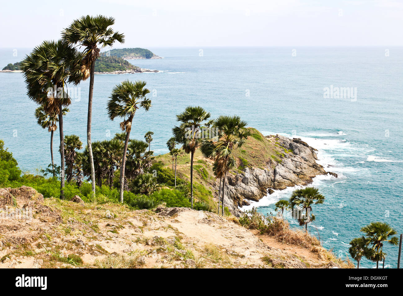Promthep Cape ist ein Berg aus Stein, der ins Meer in Phuket, Thailand erstreckt. Stockfoto