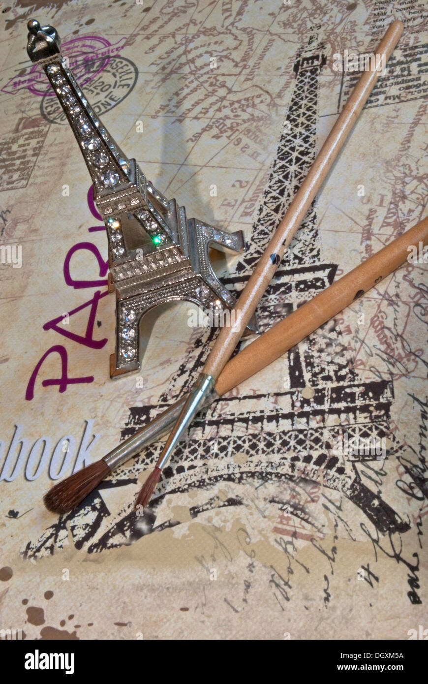 Notebook-Künstler mit dem Eiffelturm. Stockfoto