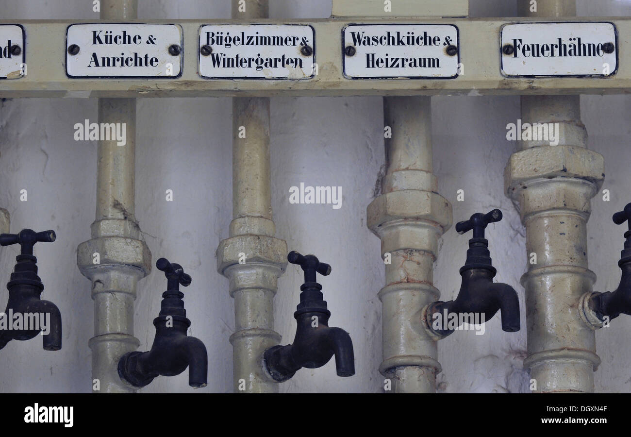 Alten Wasserhähne in einem Keller mit Beschriftungen in Deutsch für die  jeweiligen Räume Stockfotografie - Alamy